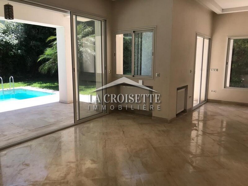 Villa S+5 avec piscine à Ain Zaghouan Nord 